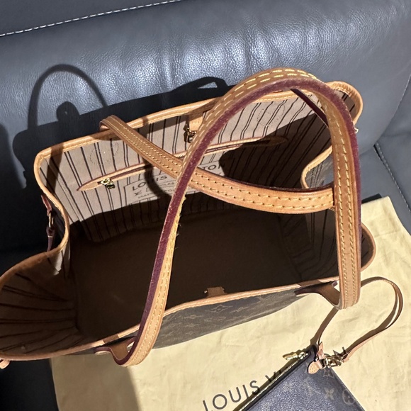 Louis Vuitton Neverfull MM - Picture 9 of 16